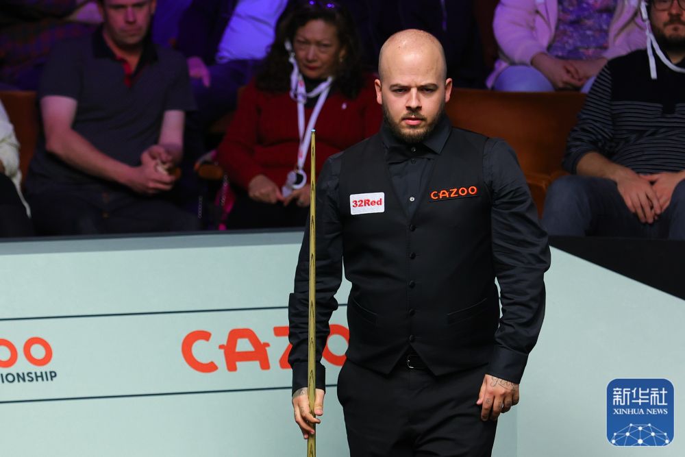 莱万展现出 莱万展现出